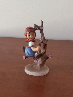 Goebel Hummel Porcelian Figurine "Apple Tree Girl" #141